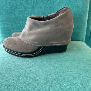 Dr Scholl’s gray suede booties. Size 6